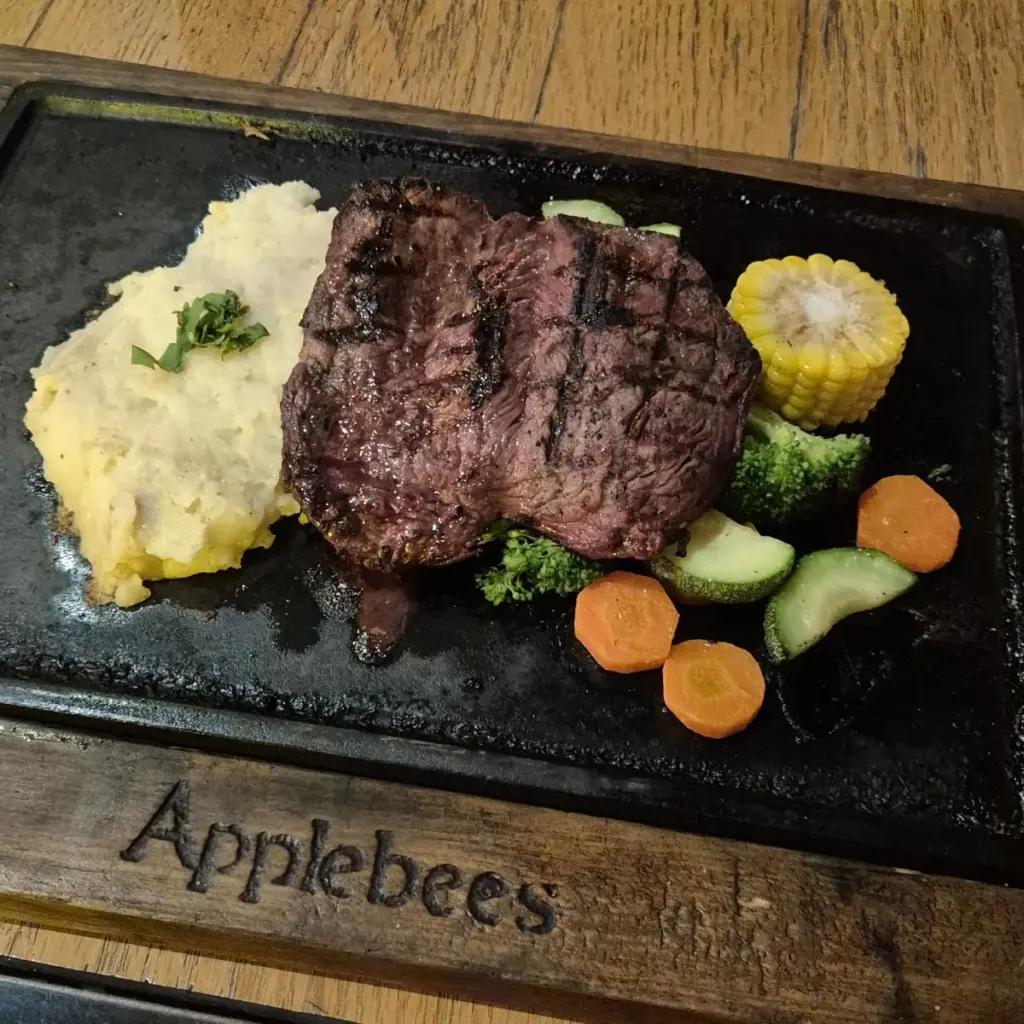 Applebee's Real Center
