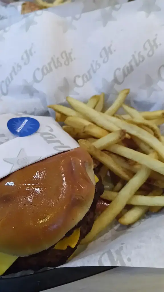 Carl’s Jr Punto Oriente