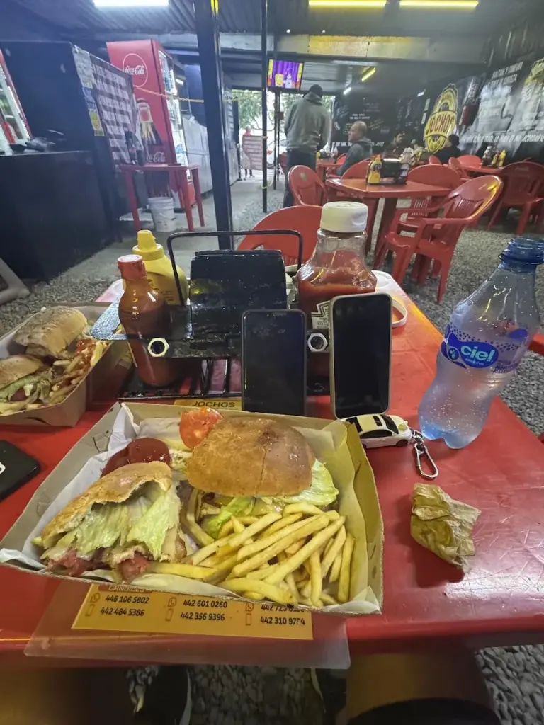 HAMBURGUESAS Y JOCHOS AL CARBÓN