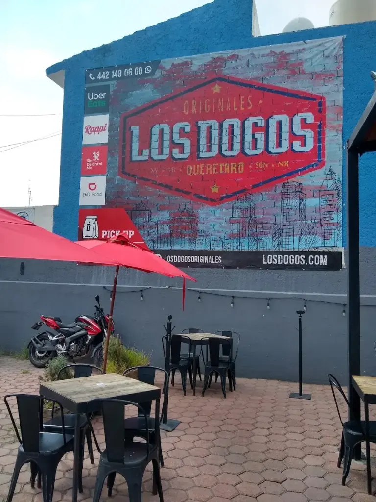 Los Dogos Originales Jardines de la Hacienda