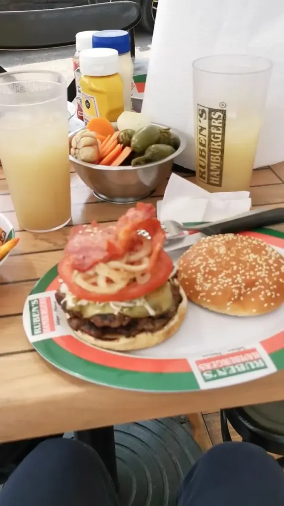 Ruben’s Hamburgers San Jerónimo