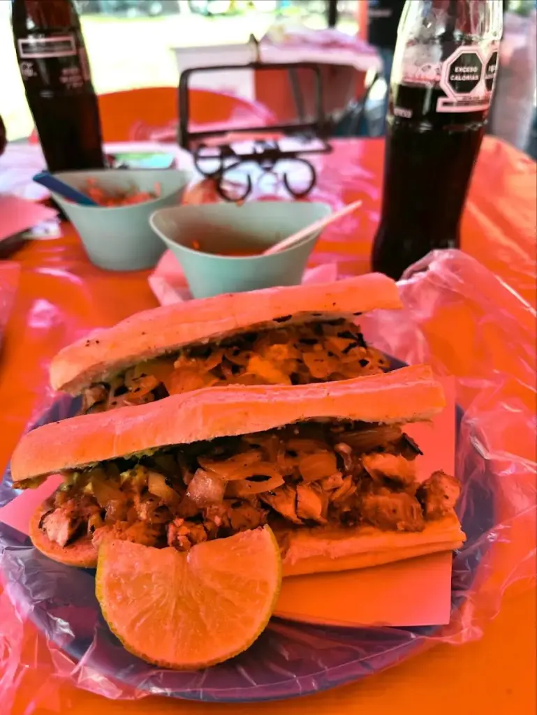Tortas de Cochinita ("taquería los 2 hermanos")